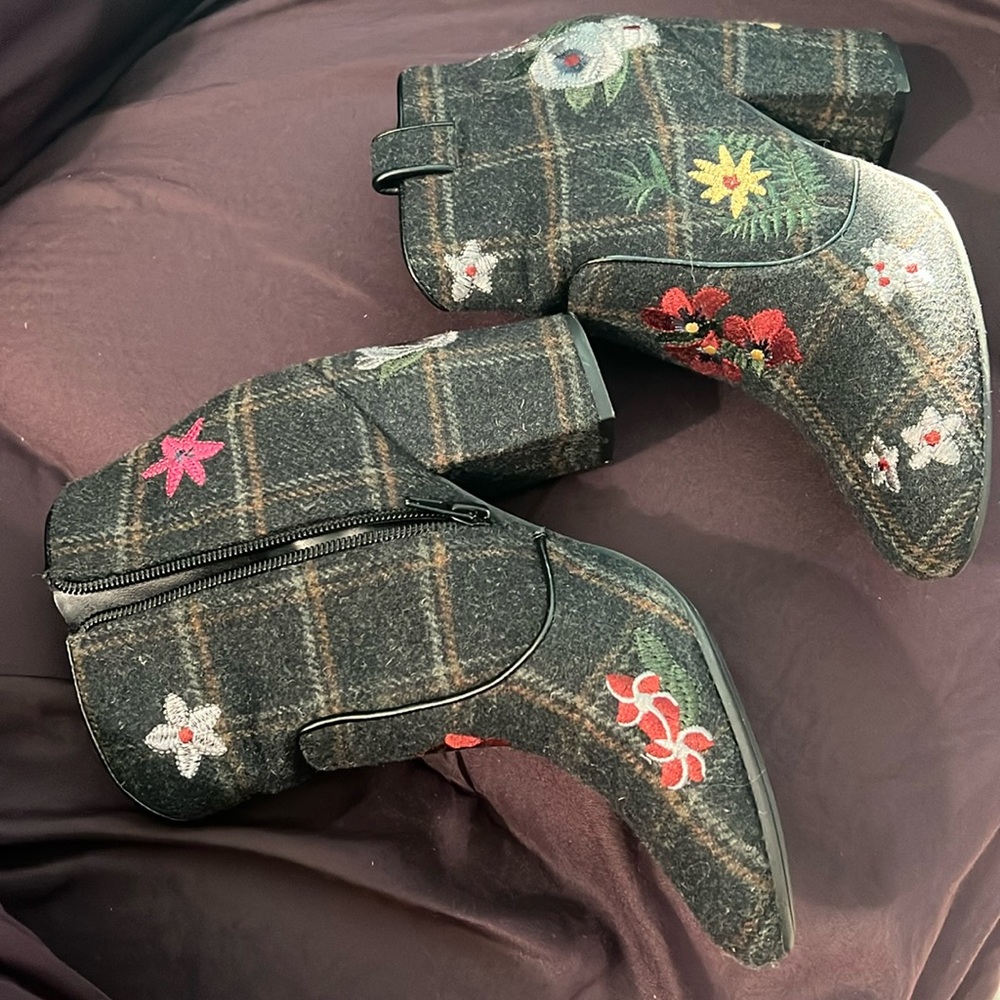 ShoesBootiesIndigo Flannel Plaid Floral Gray Embroidered Ankle Booties size 8